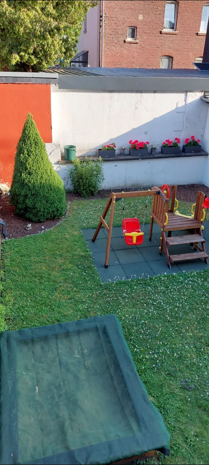 Garten mit Schaukel und Rutsche
