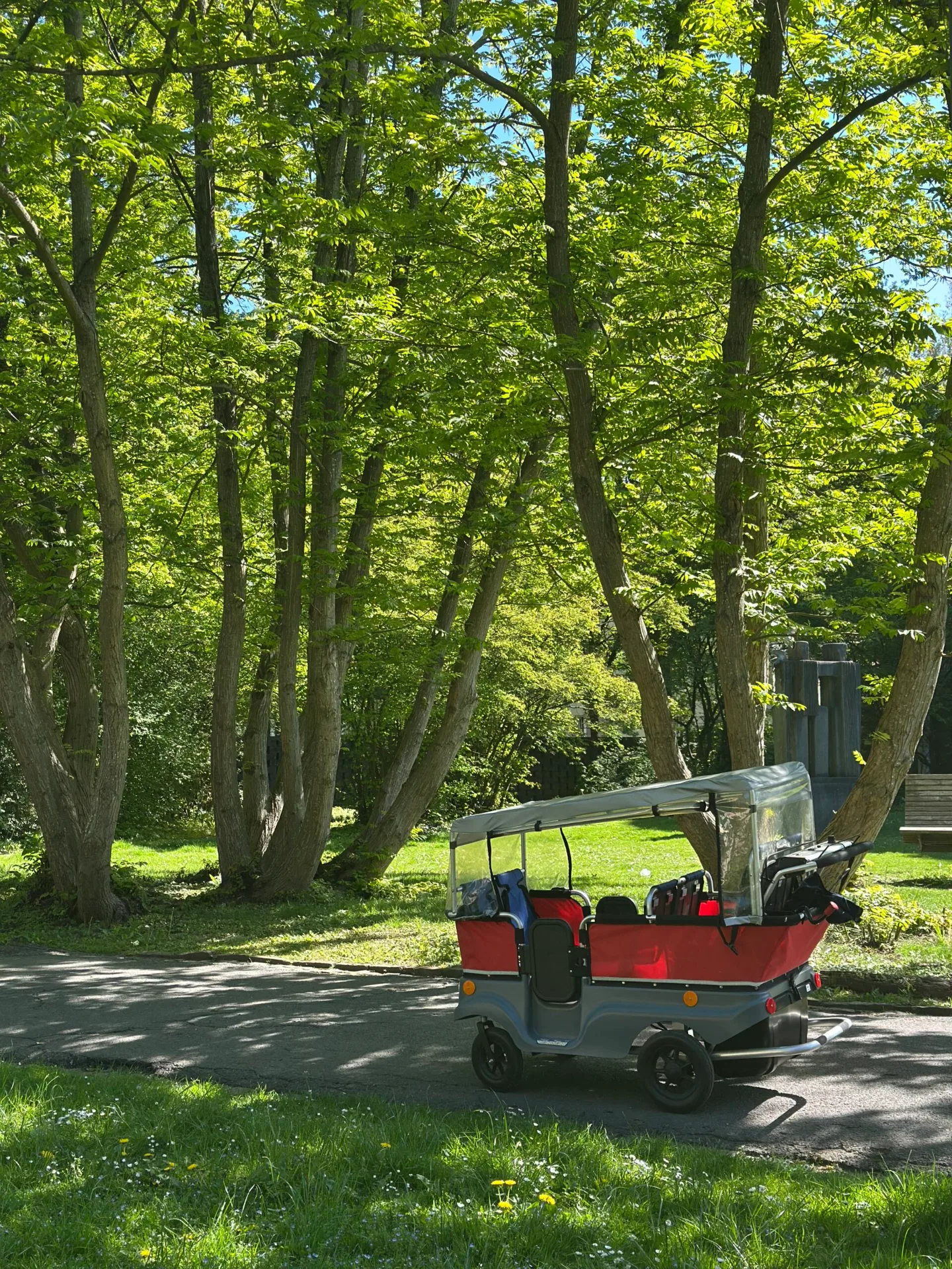 Spaziergang mit dem Kinderbus
