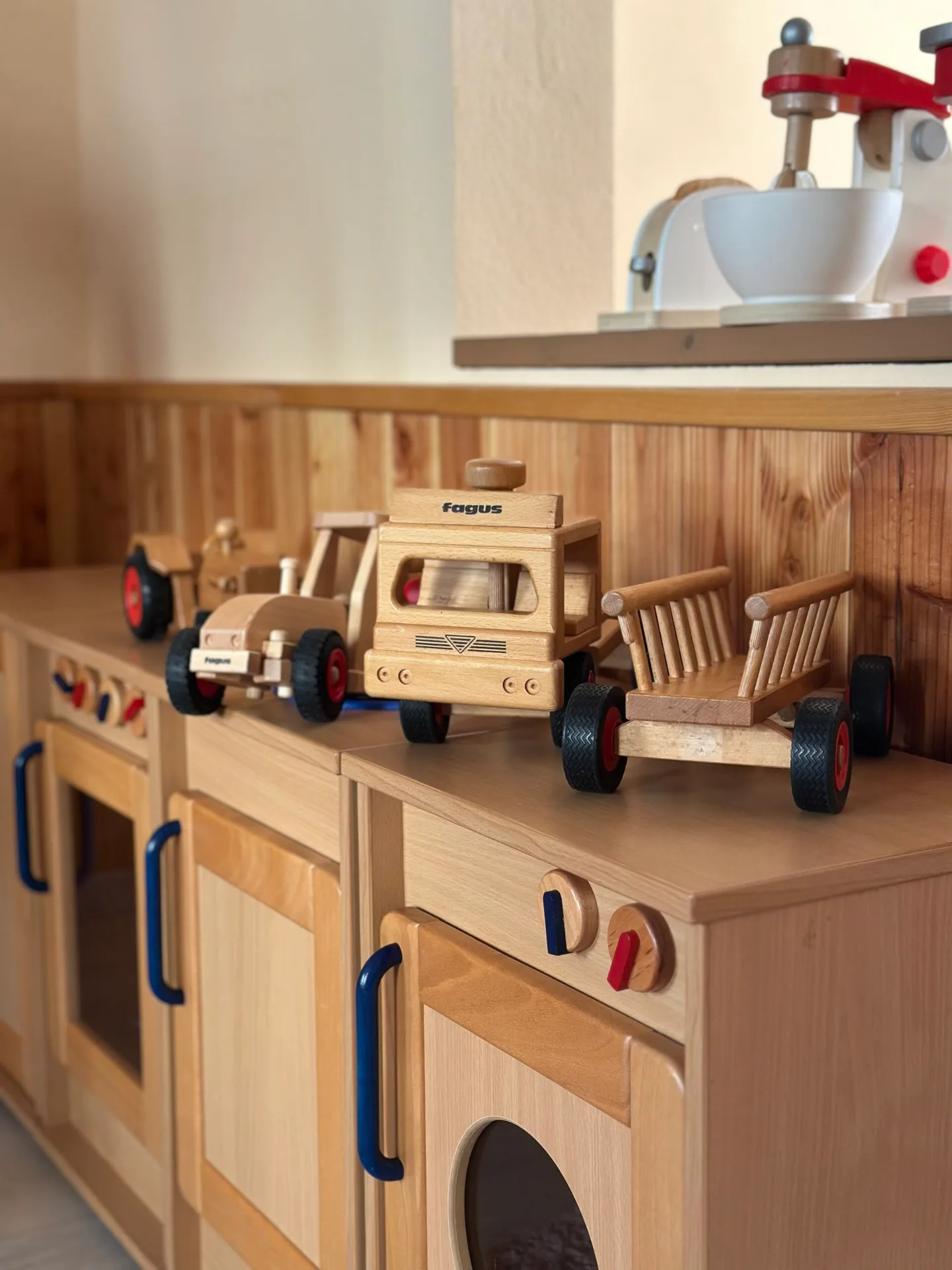 Holzküche und Holzspielzeug