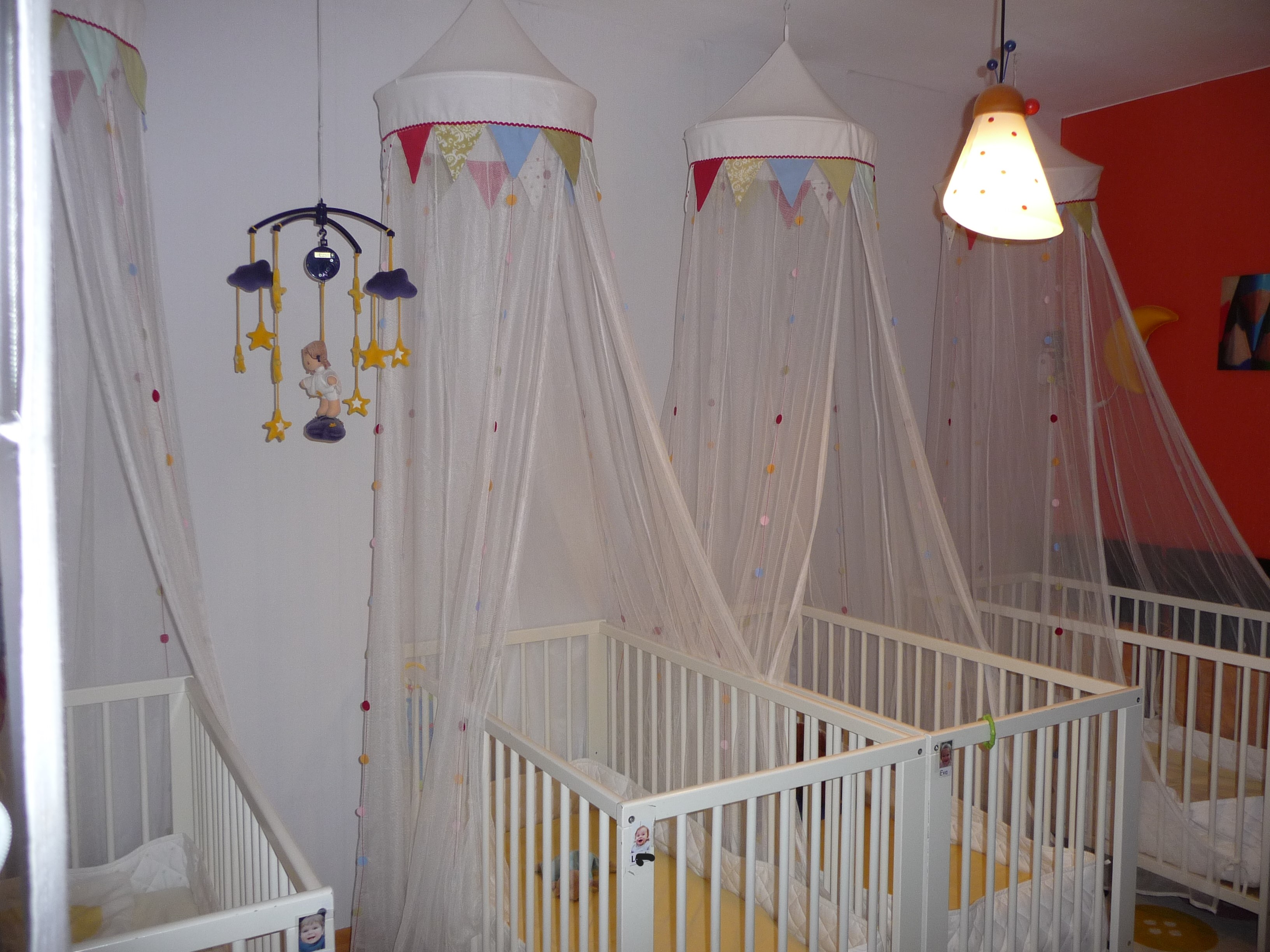 Im Schlafraum hat jedes Kind sein Bett als Ruheinsel udn Rückzugsort