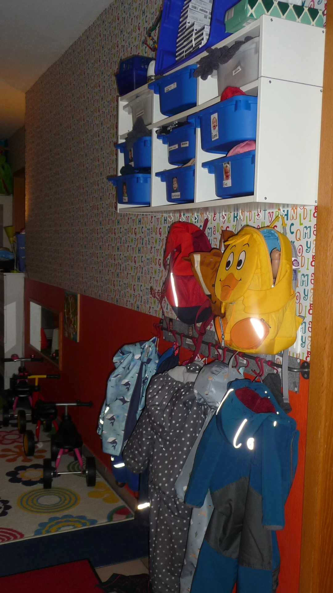 Der Platz für Matschkleidung und Rucksack für persönliche Gegenstände, die am Tag nicht fehlen dürfen